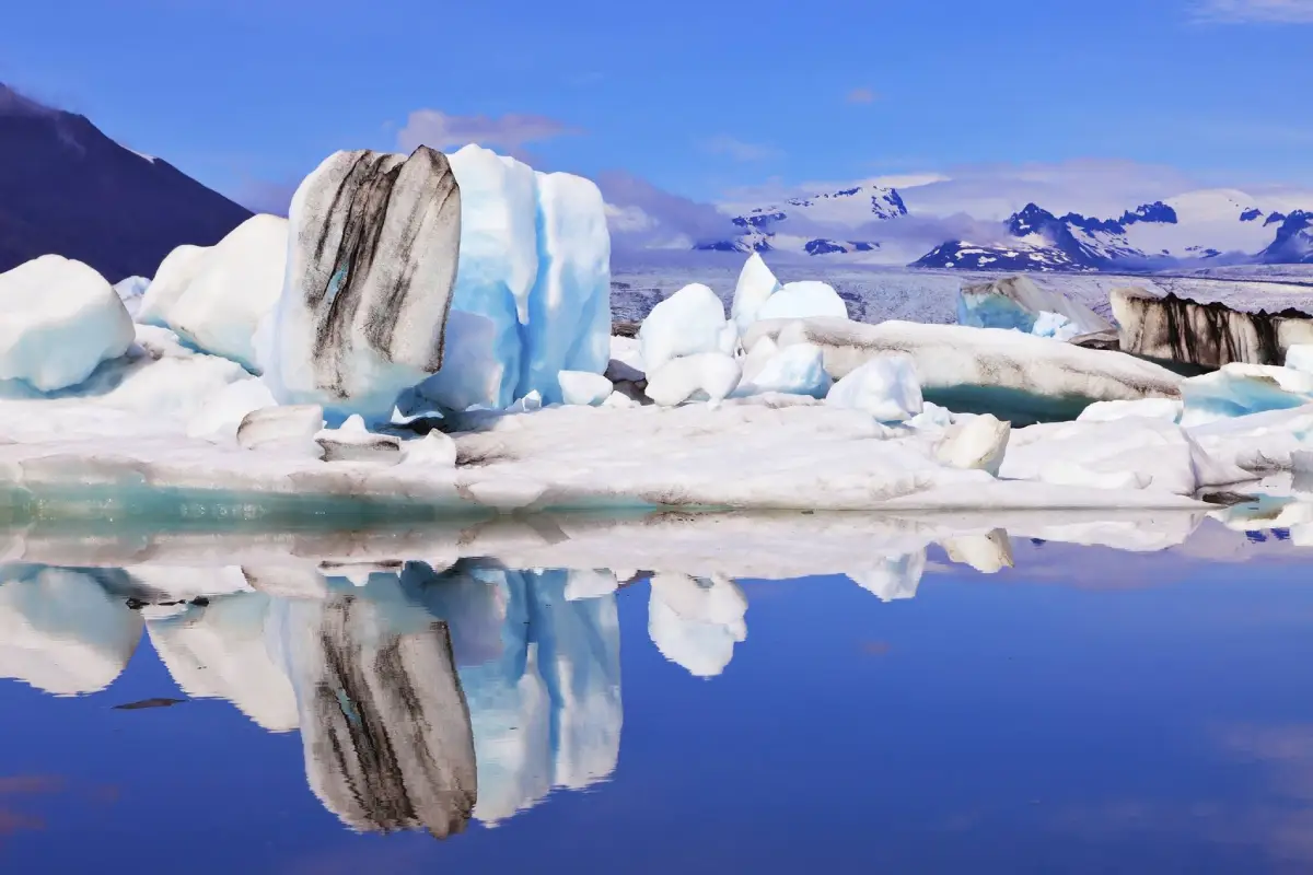 Icebergs floating in J&ouml;kuls&aacute;rl&oacute;n Glacier Lagoon in South Iceland